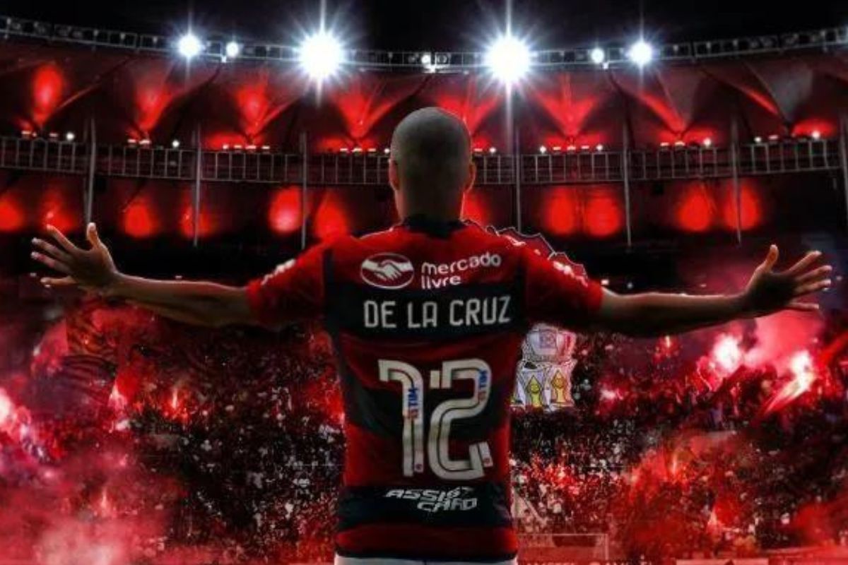 DE LA CRUZ RASGA ELOGIOS A TORCIDA DO FLAMENGO E PROJETA: ''VIRÃO COISAS IMPORTANTES''